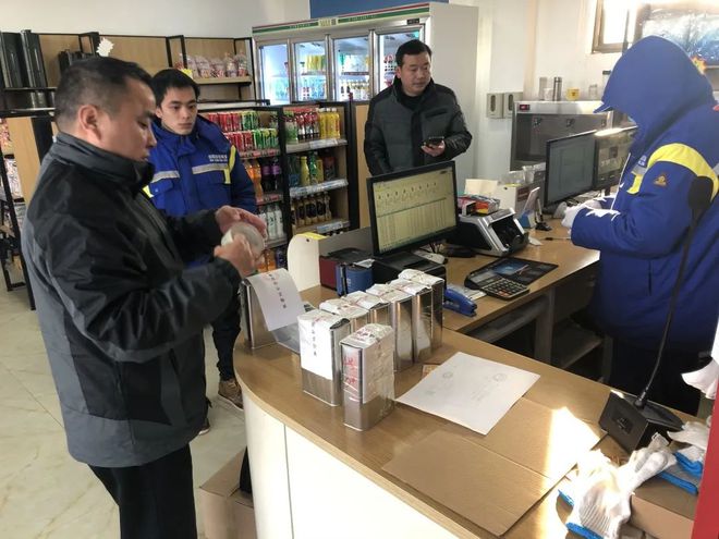 黃梅縣市場監(jiān)管局迅速行動，對曝光加油站進行抽樣檢測與市場調(diào)研